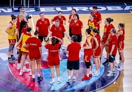 Jugadoras y técnicos de la selección española, en el entrenamiento del miércoles.