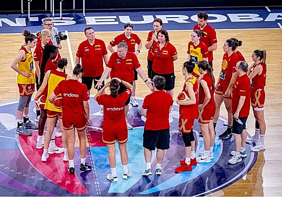 Jugadoras y técnicos de la selección española, en el entrenamiento del miércoles.