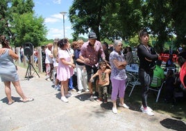 Los vecinos, esperando el reparto de una de las citas gastronómicas de las fiestas el año pasado.