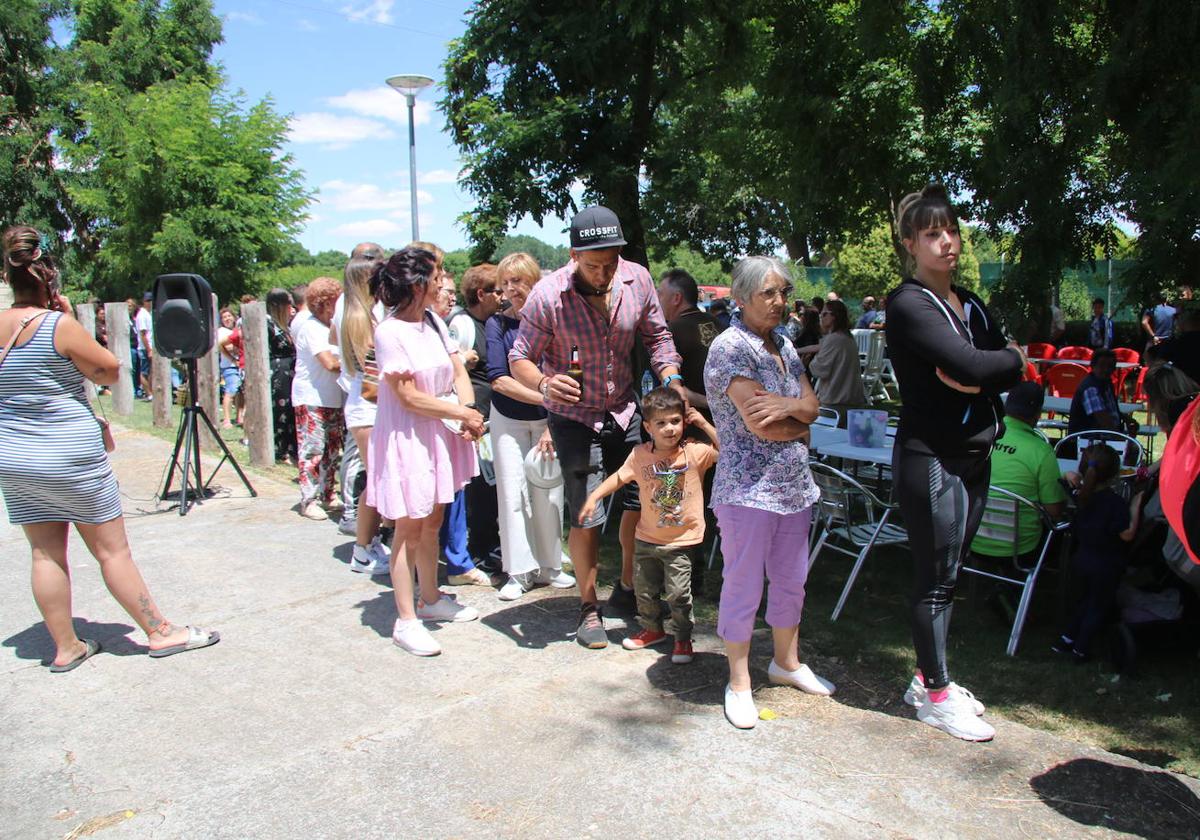 Los vecinos, esperando el reparto de una de las citas gastronómicas de las fiestas el año pasado.