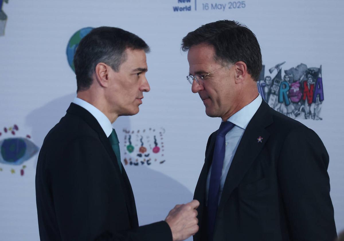 El presidente del Gobierno, Pedro Sánchez, conversa con el secretario general de la OTAN, Mark Rutte.