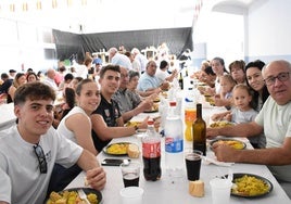 Comida de hermandad en el centro polivalente de la localidad de Vecinos.