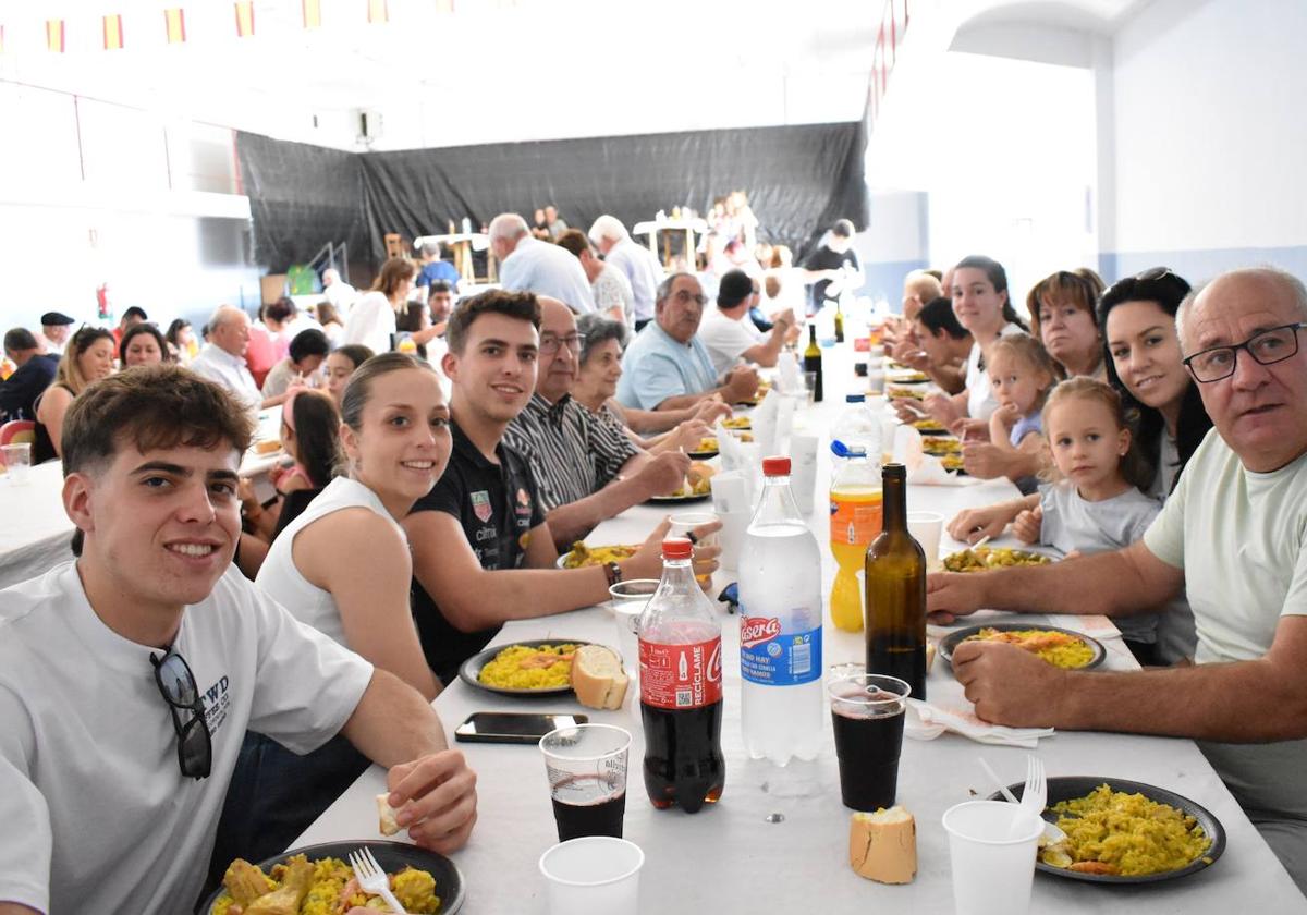 Comida de hermandad en el centro polivalente de la localidad de Vecinos.