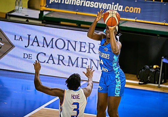 Djaldi-Tabdi, jugando con el Basket Landes en Würzburg.
