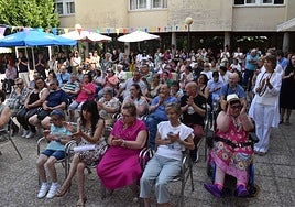 Imagen de los asistentes a la fiesta del 40 aniversario del centro Campyco en Béjar