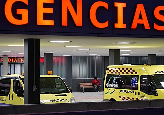Una ambulancia se encuentra en el lugar.