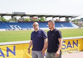 David Alonso Mata y Oriol Riera charlando mientras el nuevo entrenador conoce las instalaciones del Reina Sofía.