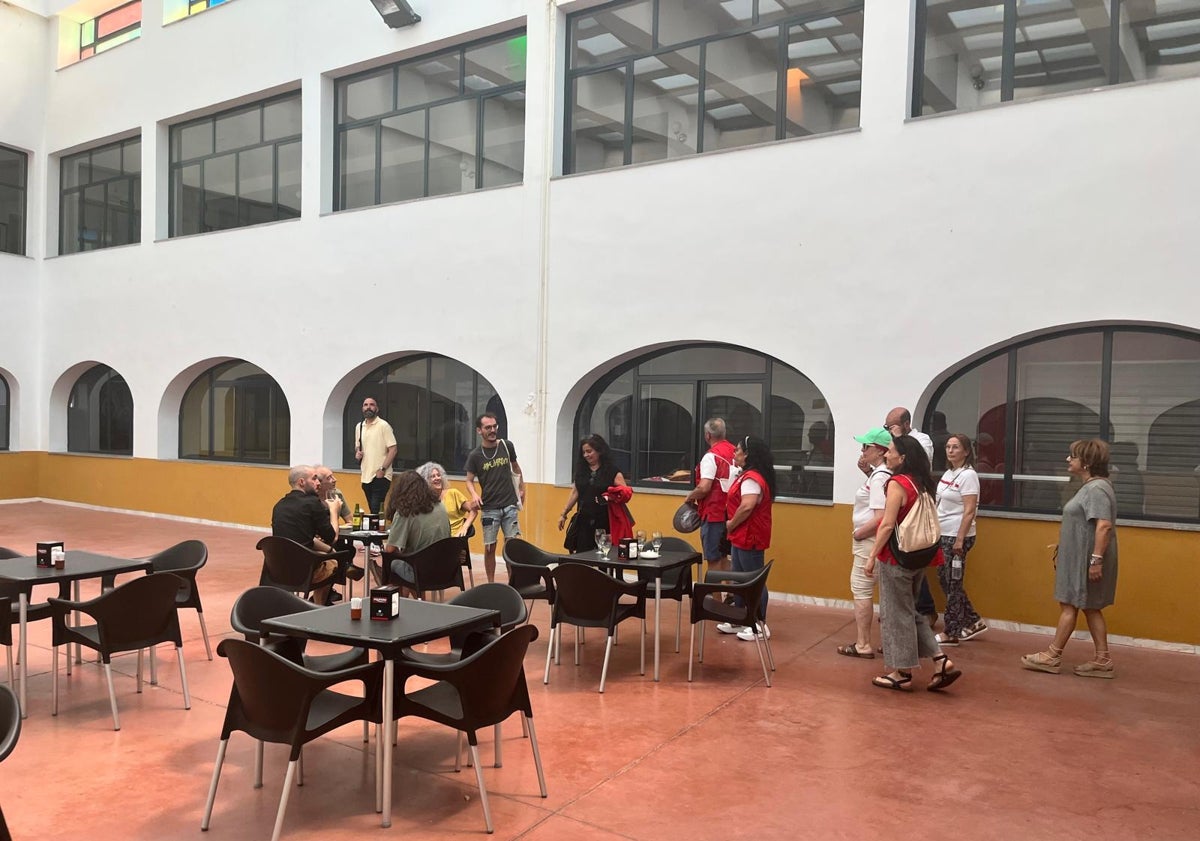 Imagen principal - Imágenes del patio del centro de ocio con terraza para el nuevo bar.