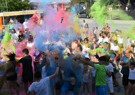 Jóvenes de Aldeatejada participando en la color party en la plaza Mayalde