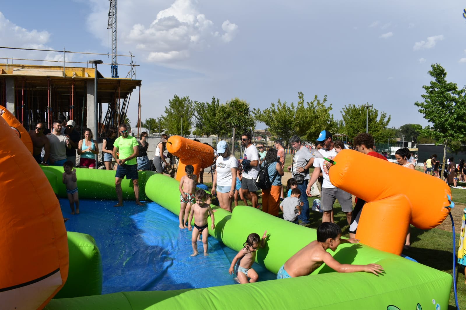 Explosión de color en el inicio del Corpus de Aldeatejada