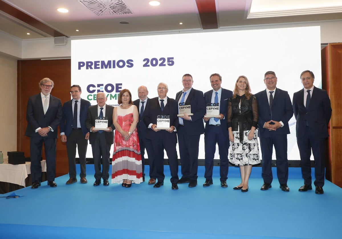 Santiago Aparicio, presidente de CEOE Castilla y León; Juan Manuel Corchado, rector de la USAL; Rafael Olmedo, de Construcciones Eléctricas Jara; Rosa López, subdelegada del Gobierno; Ernesto Moronta, presidente de Caja Rural Salamanca; Ignacio Mulas, de Cárnicas Mulas; Pablo Cordón, de Joyería Cordón; Jonatan Sánchez, de OYRSA; Ángela de Miguel, presidenta de CEPYME; Paulino Benito, presidente de CEOE CEPYME Salamanca; y Carlos García Carbayo, alcalde de Salamanca.