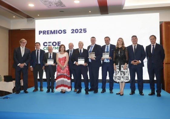 Santiago Aparicio, presidente de CEOE Castilla y León; Juan Manuel Corchado, rector de la USAL; Rafael Olmedo, de Construcciones Eléctricas Jara; Rosa López, subdelegada del Gobierno; Ernesto Moronta, presidente de Caja Rural Salamanca; Ignacio Mulas, de Cárnicas Mulas; Pablo Cordón, de Joyería Cordón; Jonatan Sánchez, de OYRSA; Ángela de Miguel, presidenta de CEPYME; Paulino Benito, presidente de CEOE CEPYME Salamanca; y Carlos García Carbayo, alcalde de Salamanca.