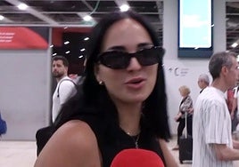 Claudia Bavel atiende a los medios de comunicación.