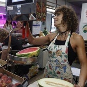 Susana, frutera del Mercado, pesa una sandía en su estand.