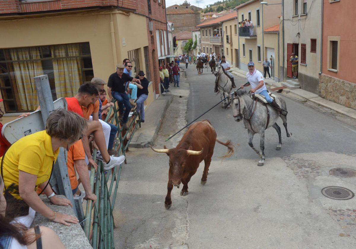 Encierro a caballo por el trazado urbano.