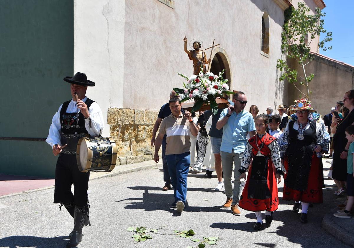 Procesión en honor a San Juan Bautista a la salida de la parroquia de Valverdón.