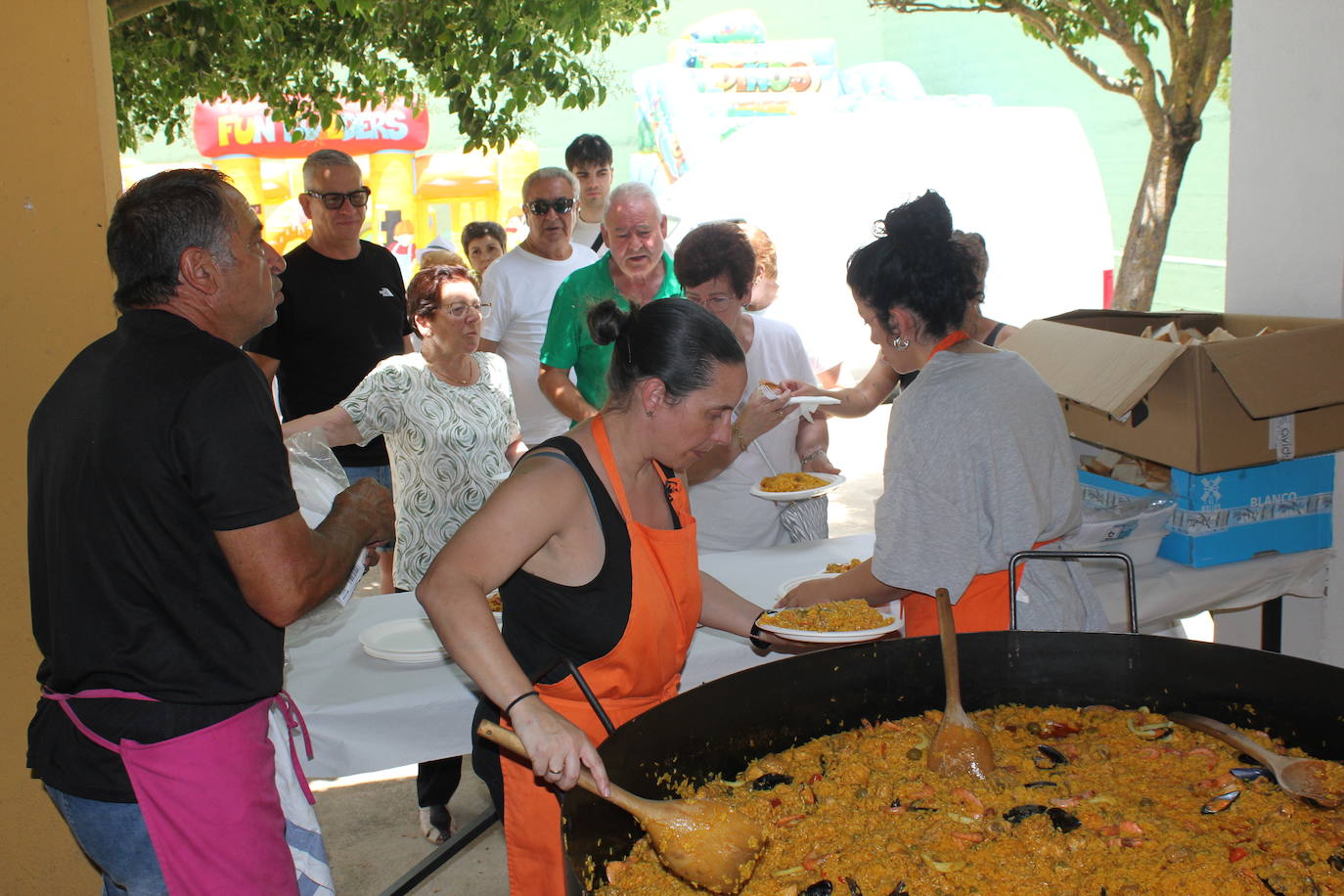 30 kilos de arroz y toneladas de felicidad en el adiós del Corpus de Sepulcro Hilario