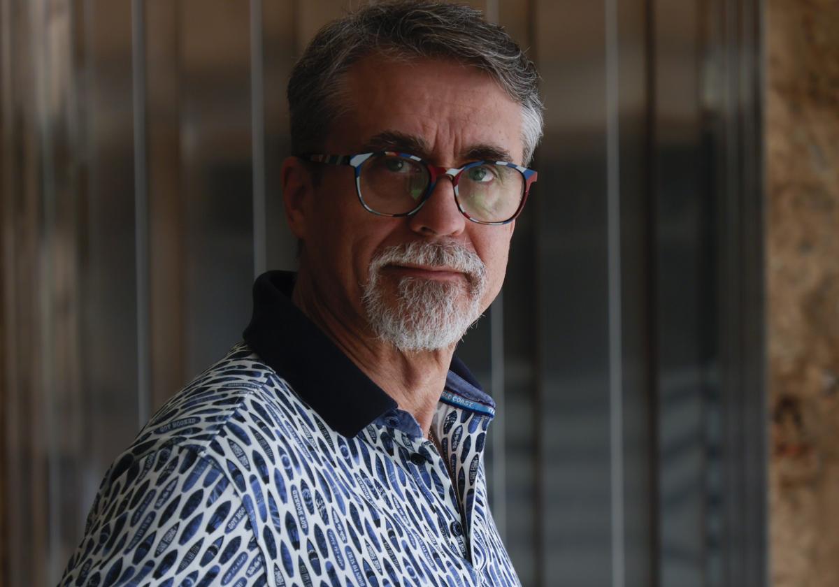 Alfredo Corell, con el libro 'Inmunidad en forma'.