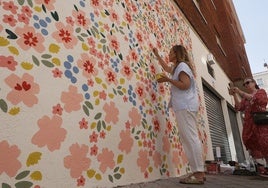 La artista remata su diseño con colores vibrantes en la fachada del barrio del Oeste