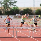 Sara Aparicio, Alicia Alonso y Sandra Martínez en una de las semis de los 100 metros vallas.