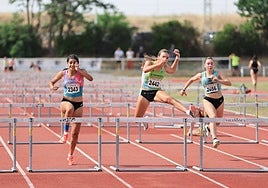 Sara Aparicio, Alicia Alonso y Sandra Martínez en una de las semis de los 100 metros vallas.