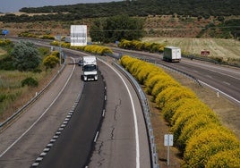 Camiones circulando por la Autovía de Castilla, llena de parches.