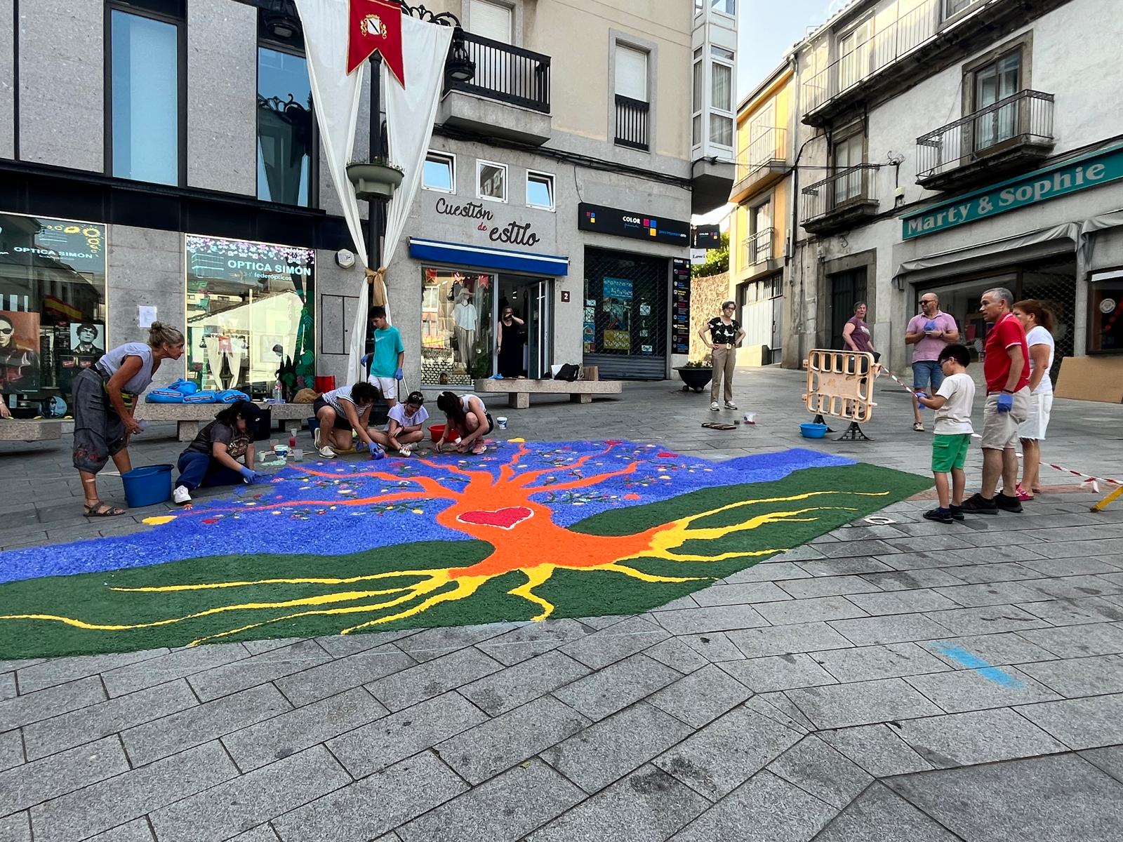 Béjar alfombra sus calles con sal y flores para revivir el Corpus
