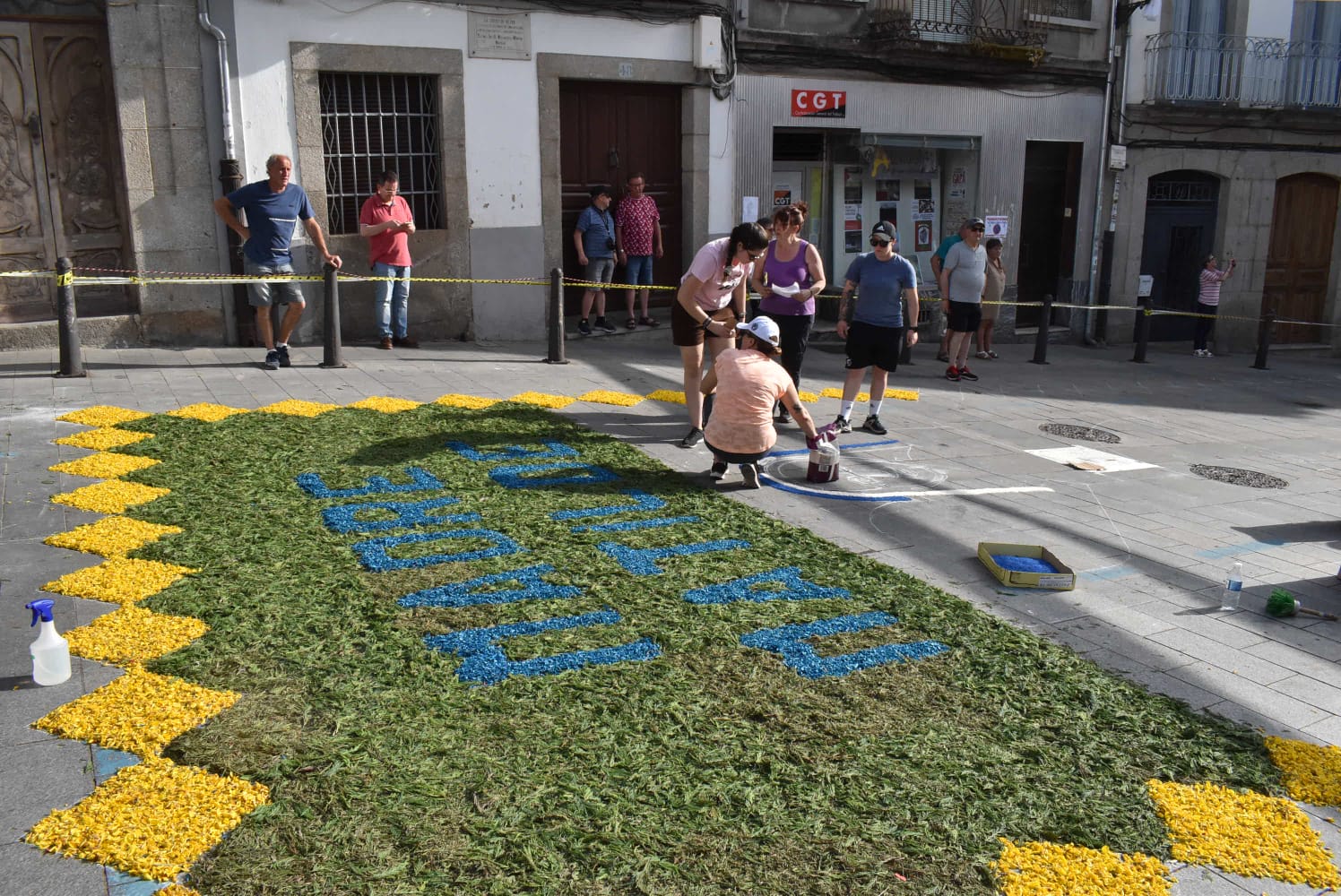 Béjar alfombra sus calles con sal y flores para revivir el Corpus