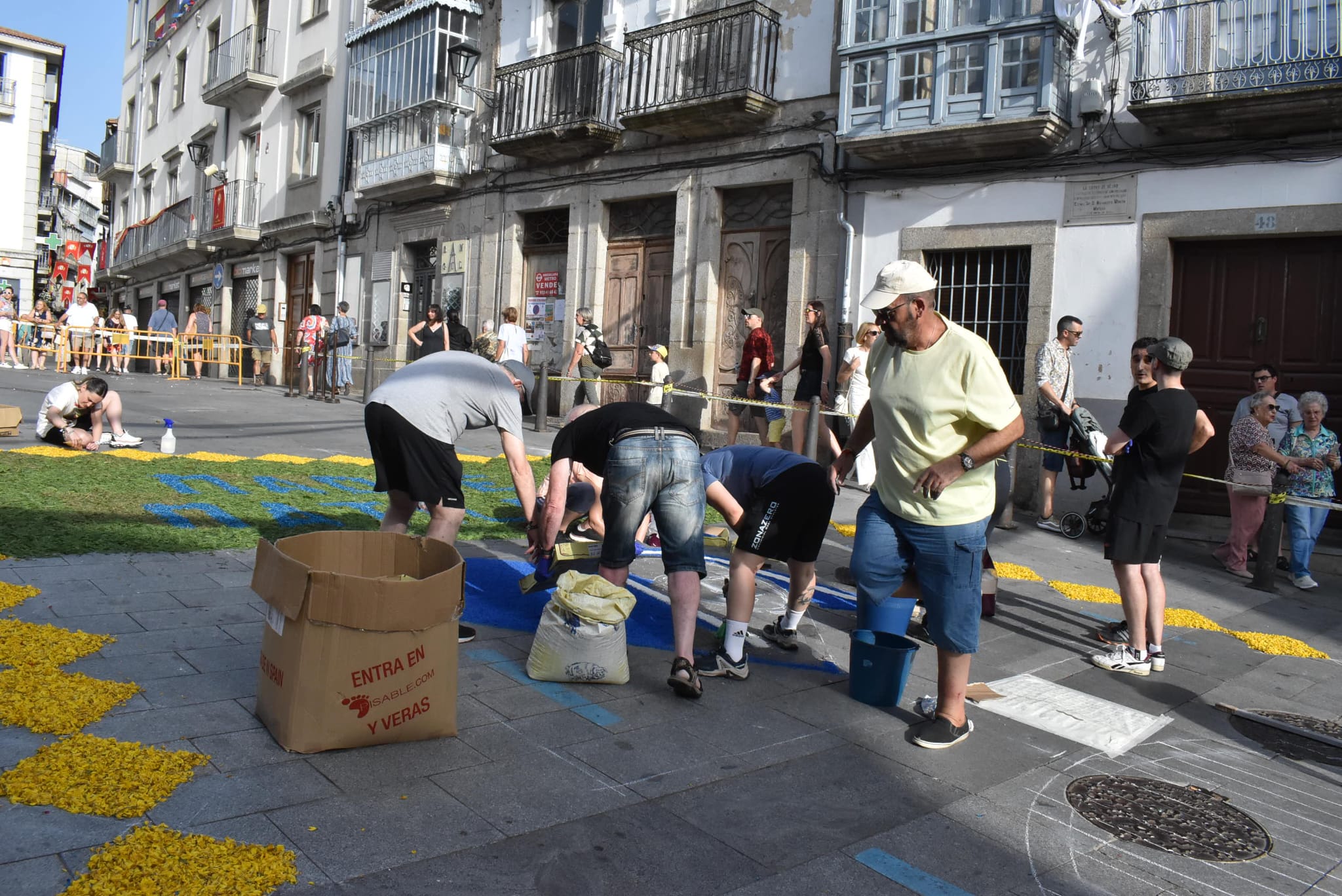 Béjar alfombra sus calles con sal y flores para revivir el Corpus