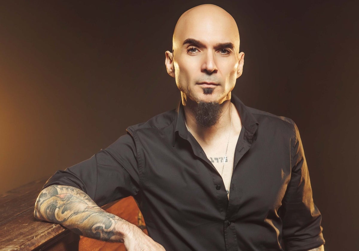 El artista Carlos Escobedo.