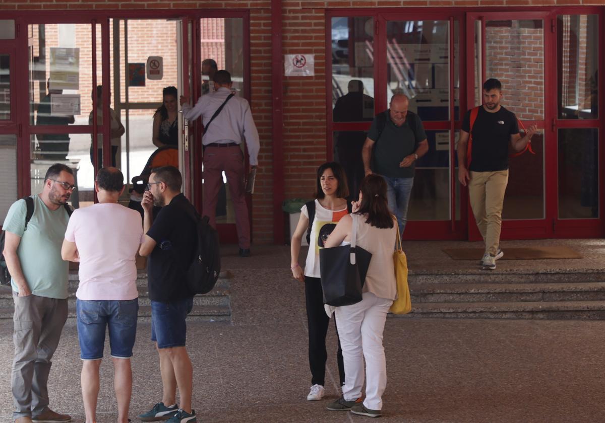 Imagen de los opositores en uno de los institutos.