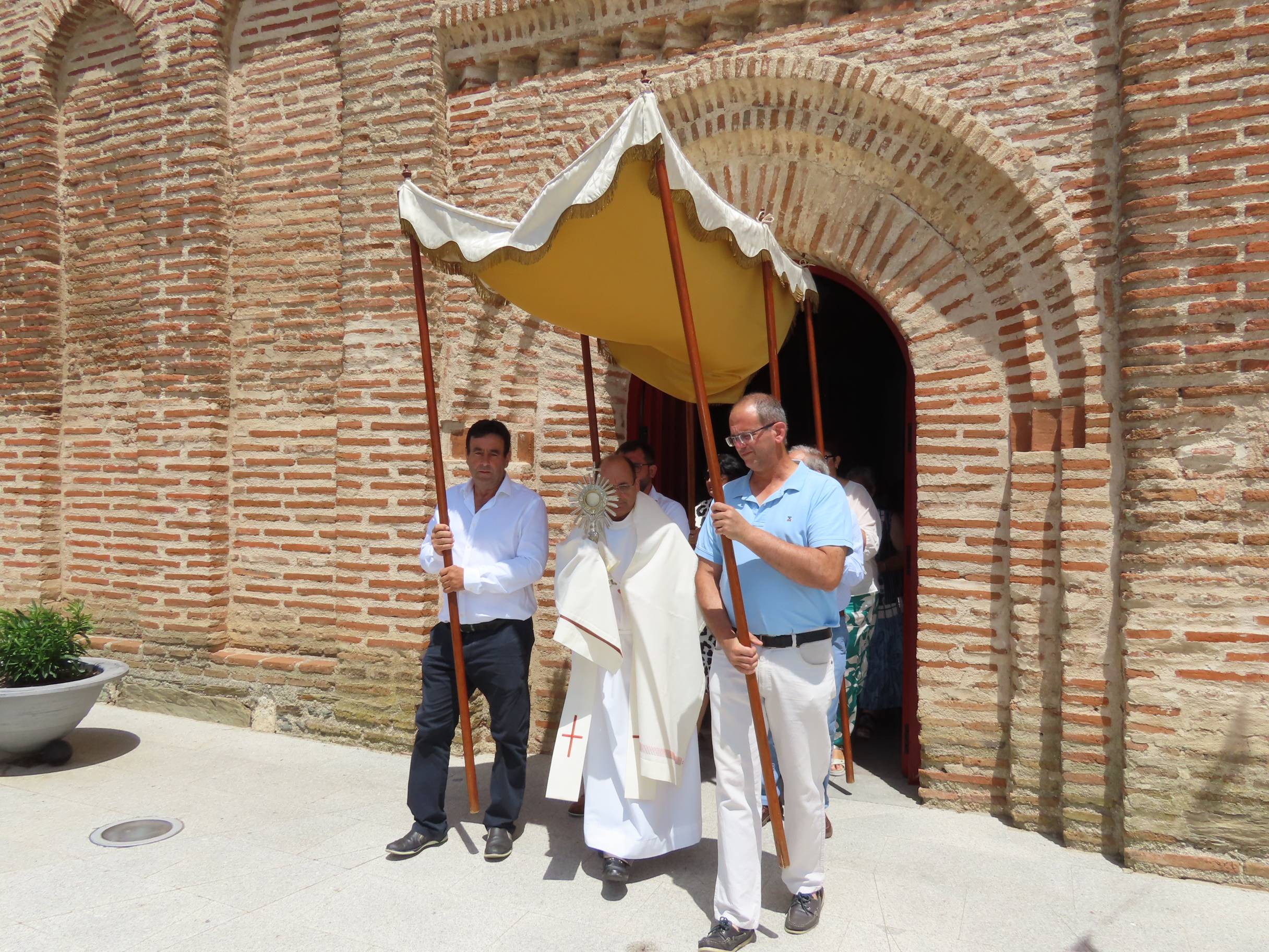 Procesión de los altares al ritmo de las dulzainas en Peñarandilla