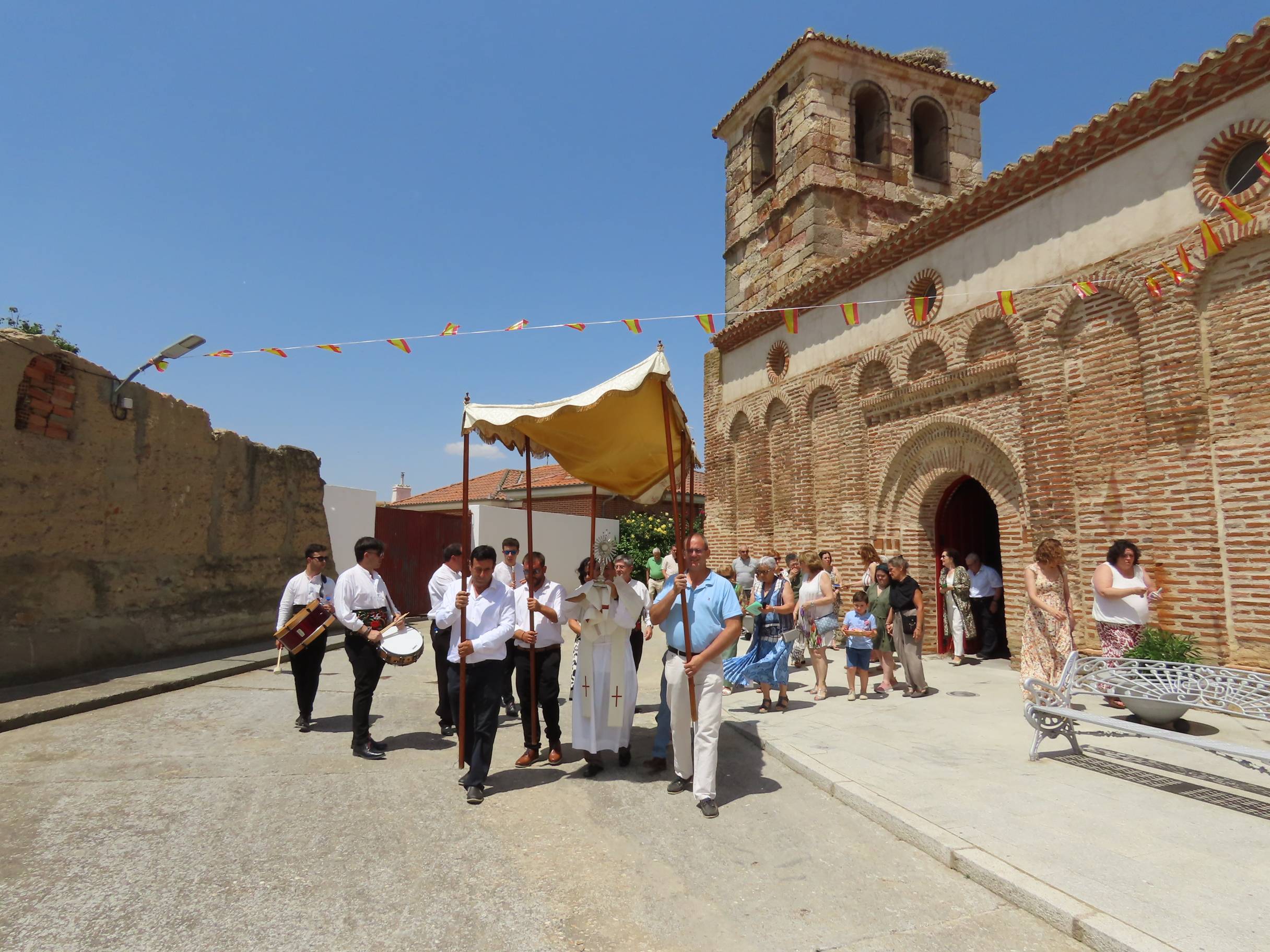 Procesión de los altares al ritmo de las dulzainas en Peñarandilla