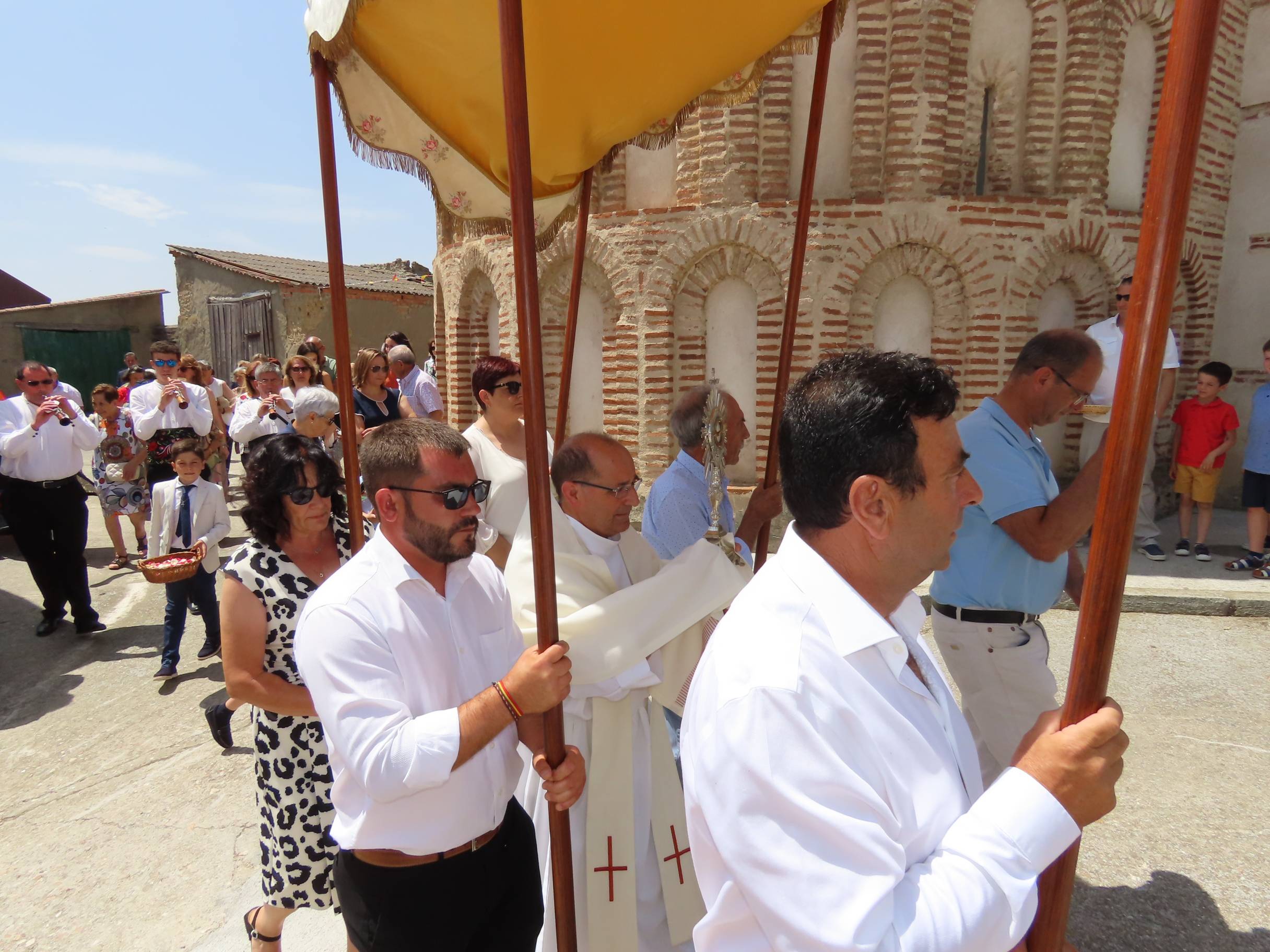 Procesión de los altares al ritmo de las dulzainas en Peñarandilla