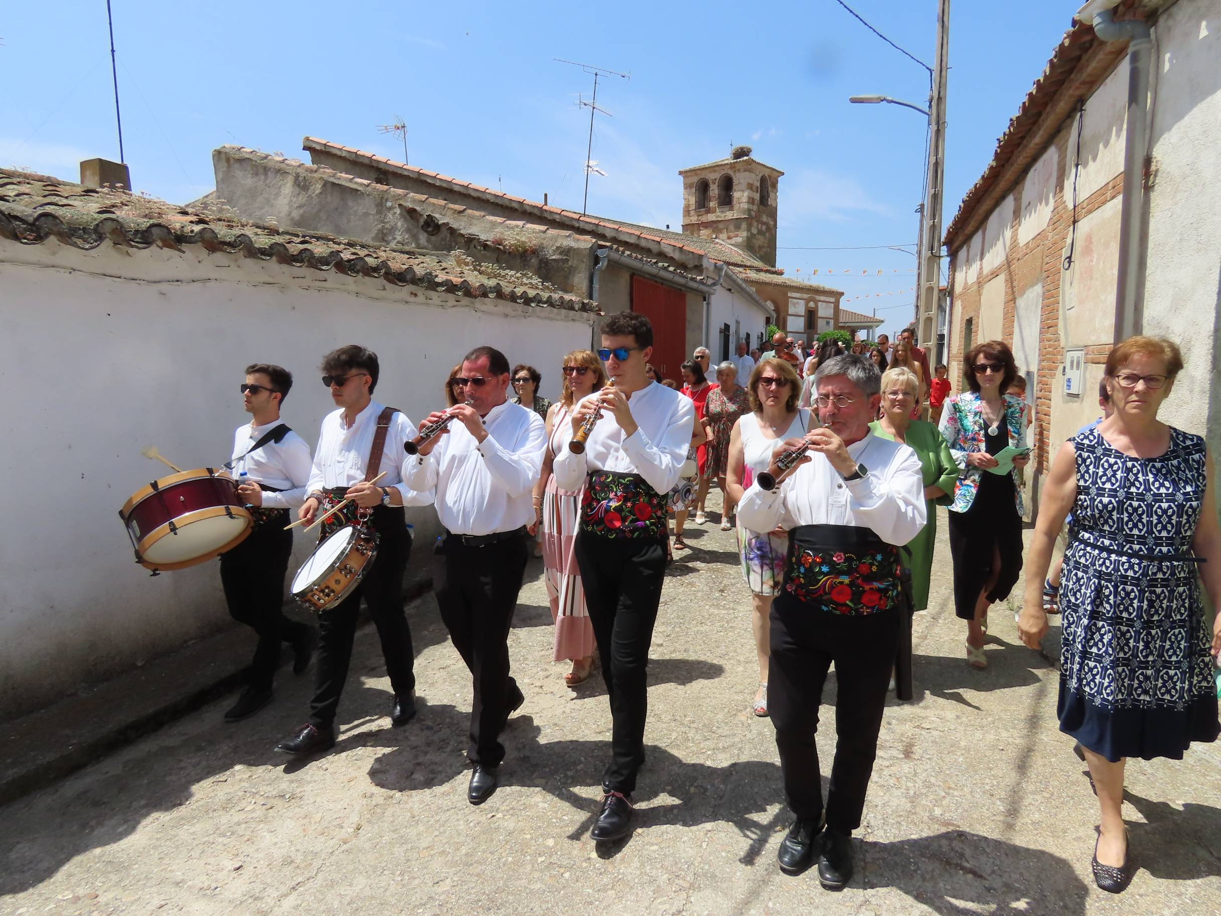 Procesión de los altares al ritmo de las dulzainas en Peñarandilla