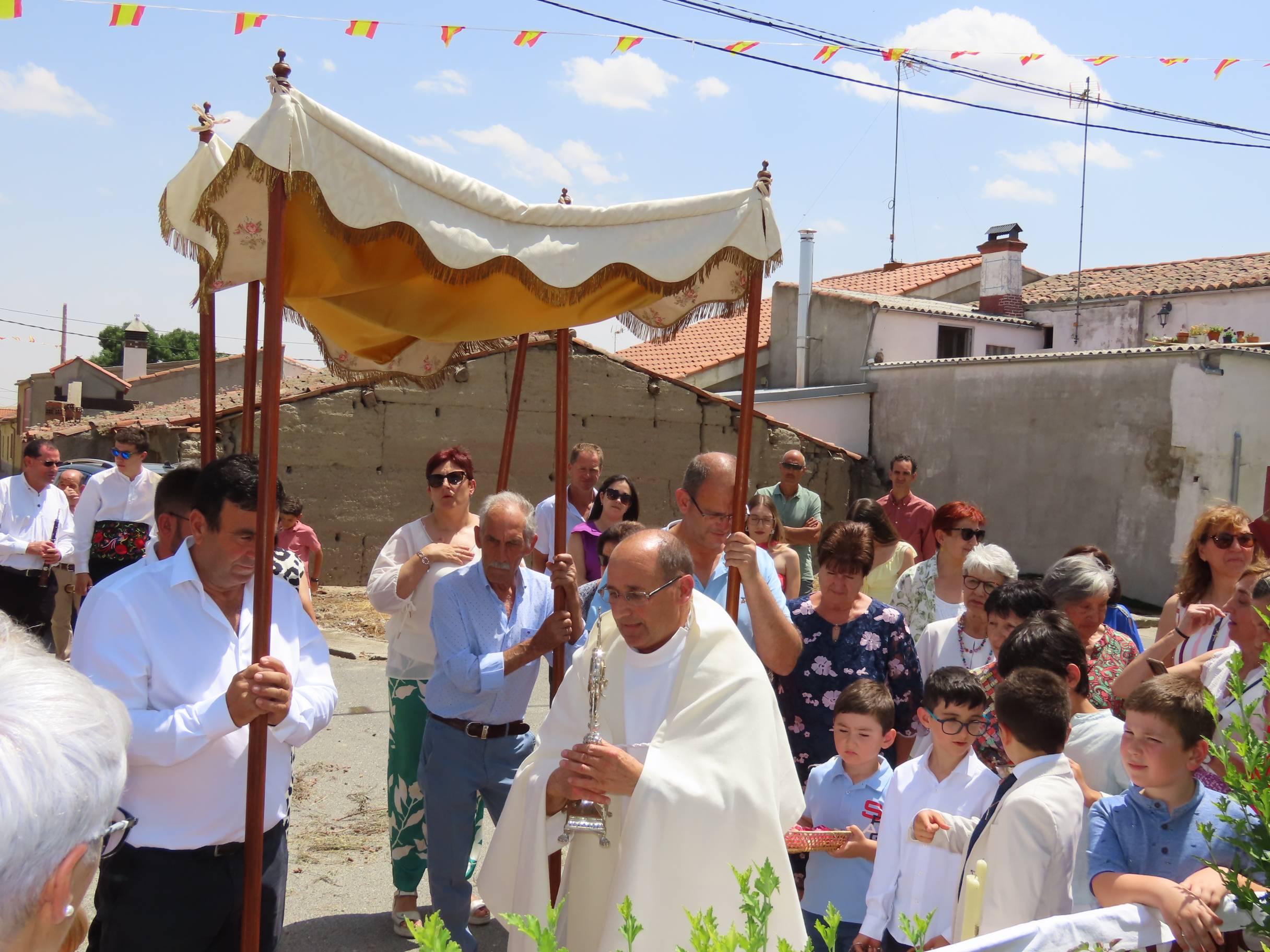 Procesión de los altares al ritmo de las dulzainas en Peñarandilla