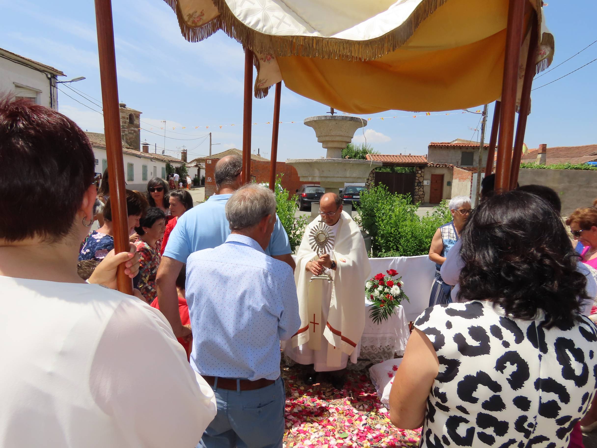 Procesión de los altares al ritmo de las dulzainas en Peñarandilla