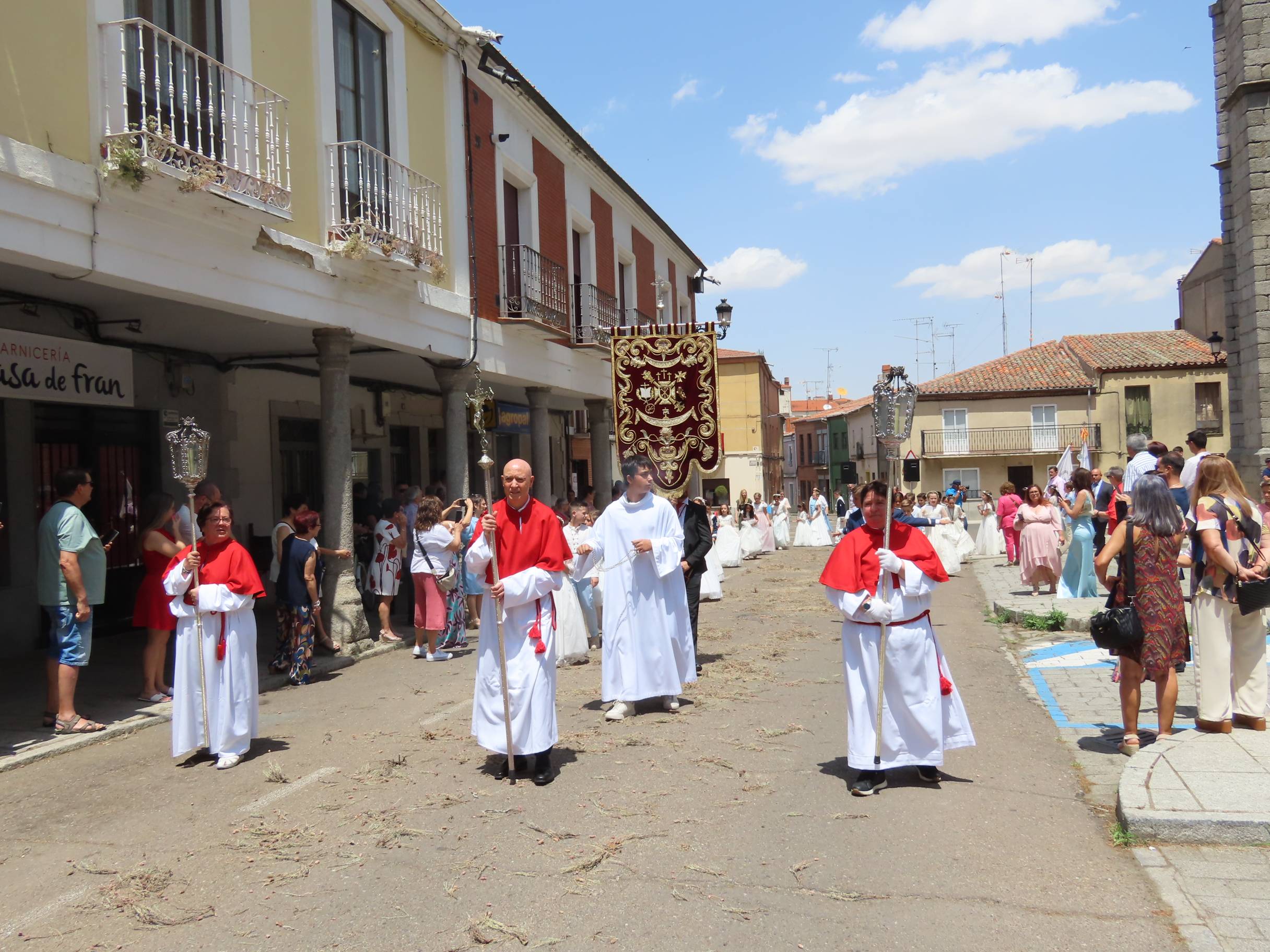 El calor escolta al Santísimo por Peñaranda
