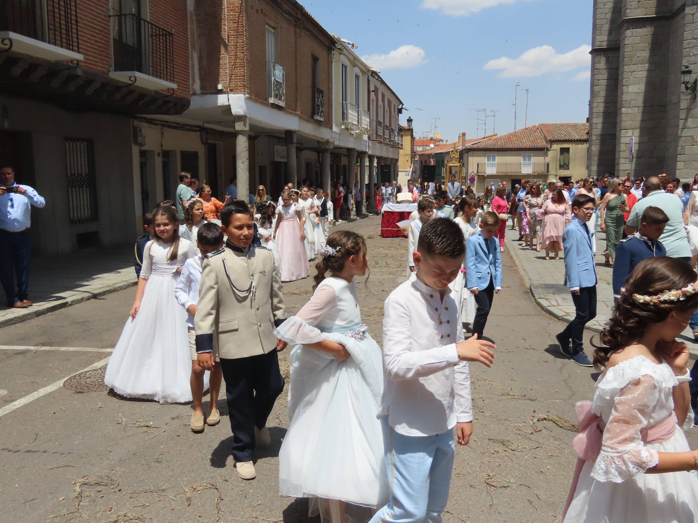 El calor escolta al Santísimo por Peñaranda
