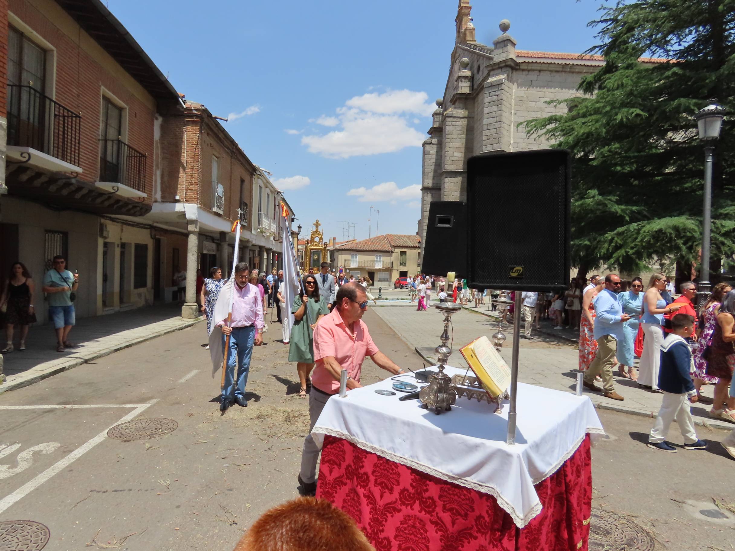 El calor escolta al Santísimo por Peñaranda