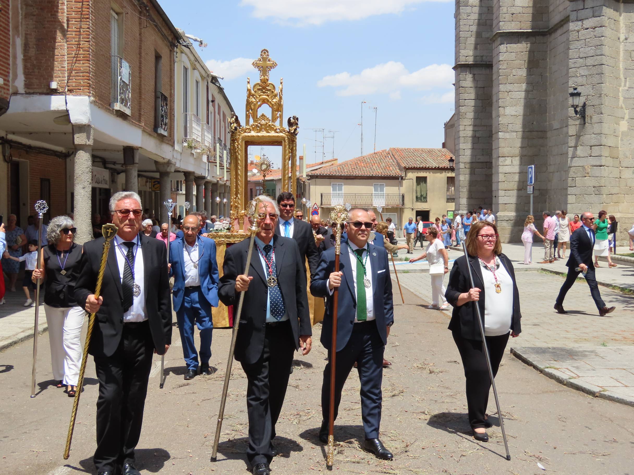 El calor escolta al Santísimo por Peñaranda