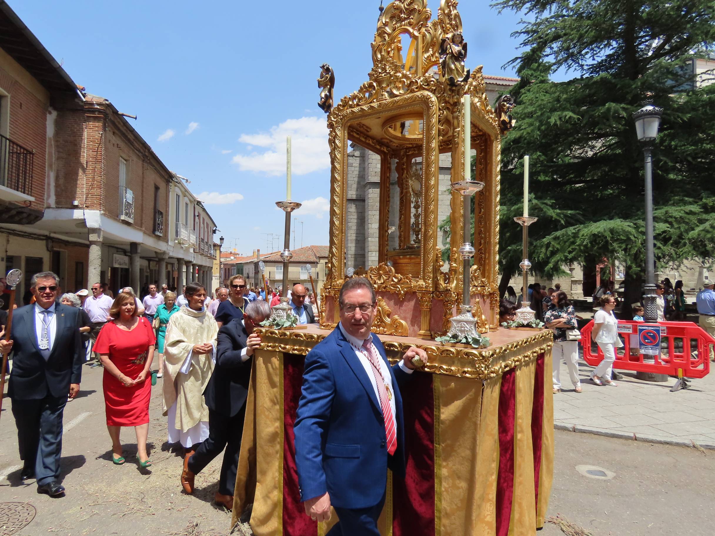 El calor escolta al Santísimo por Peñaranda