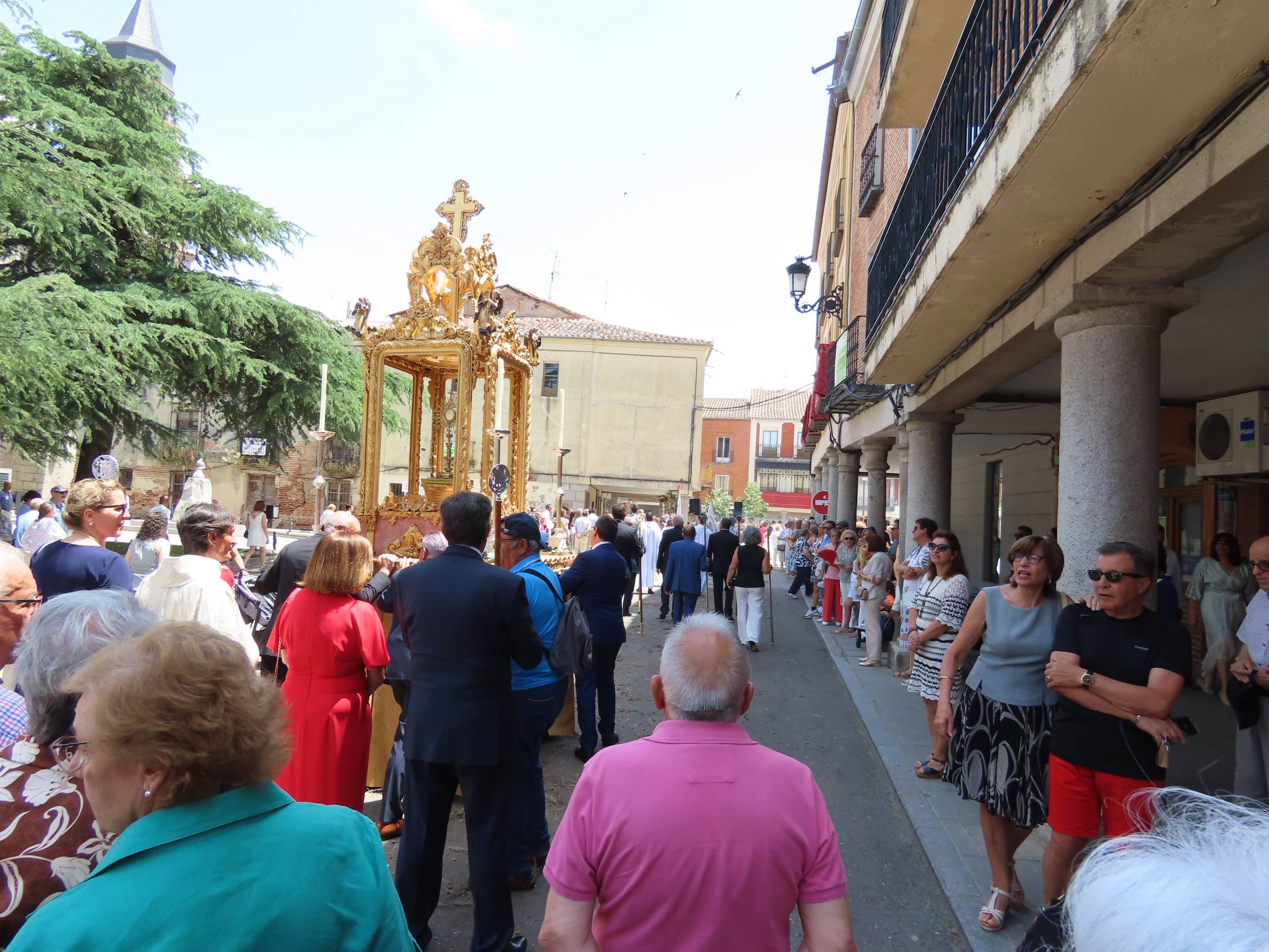 El calor escolta al Santísimo por Peñaranda