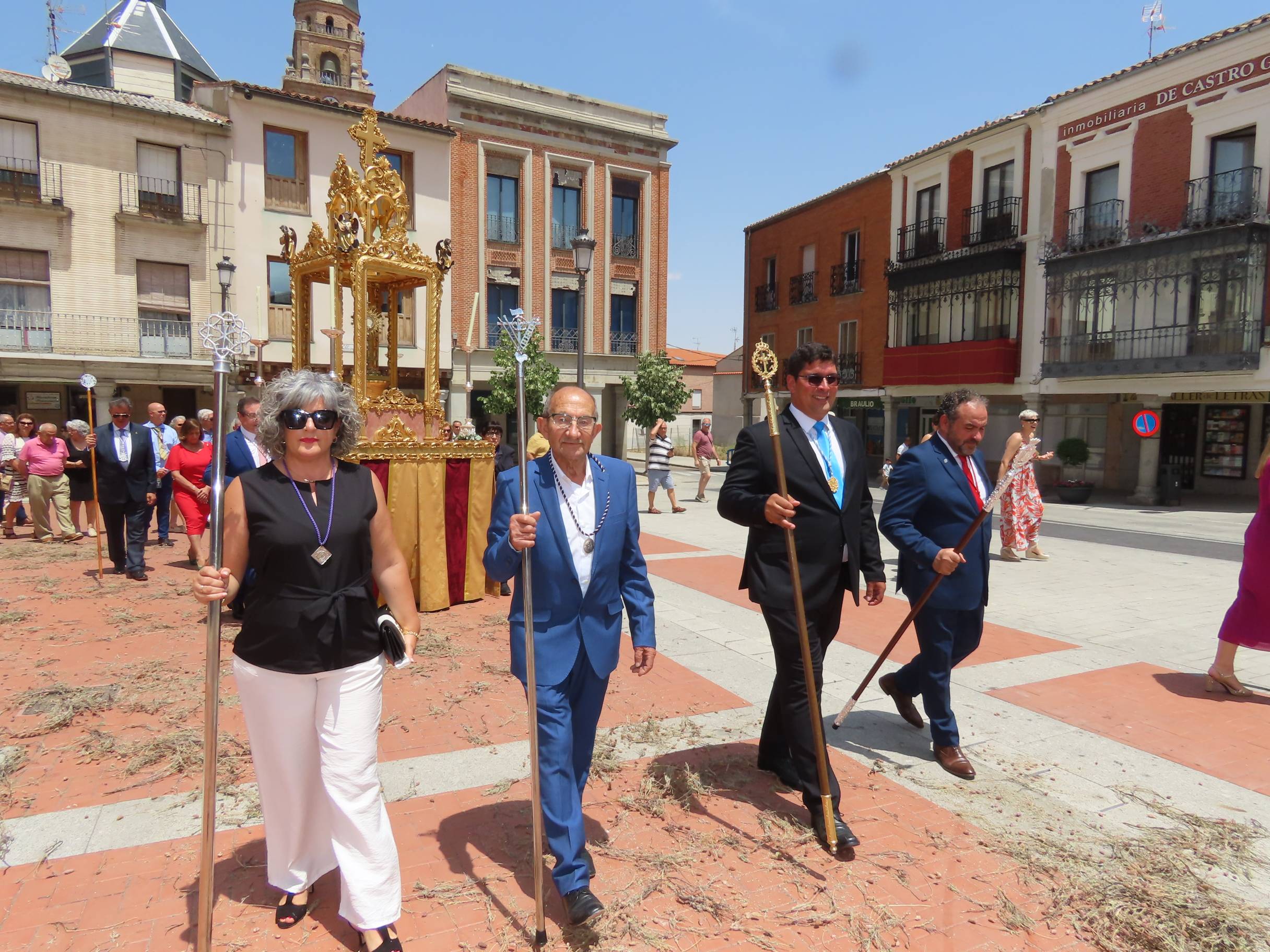 El calor escolta al Santísimo por Peñaranda