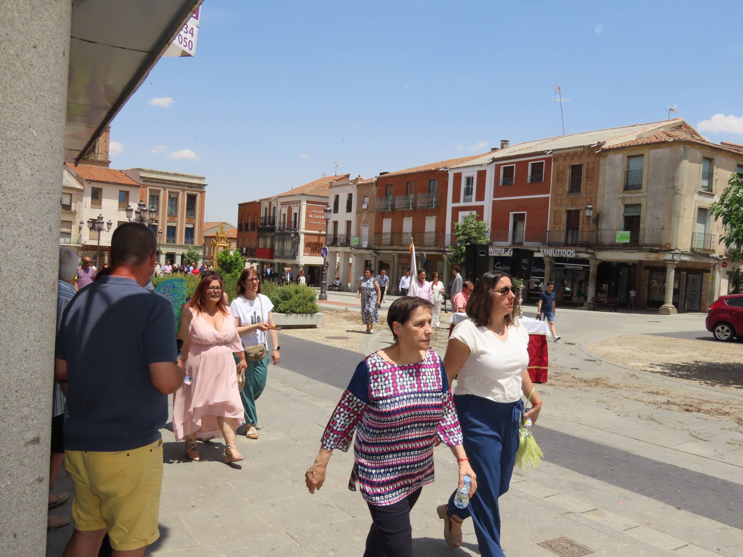 El calor escolta al Santísimo por Peñaranda