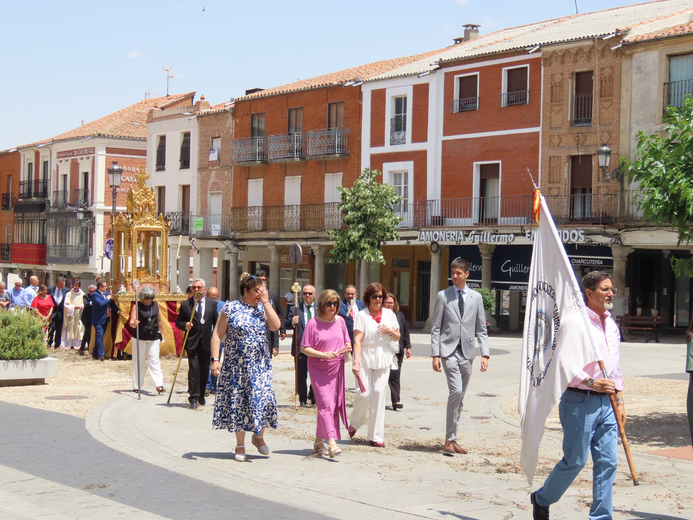 El calor escolta al Santísimo por Peñaranda