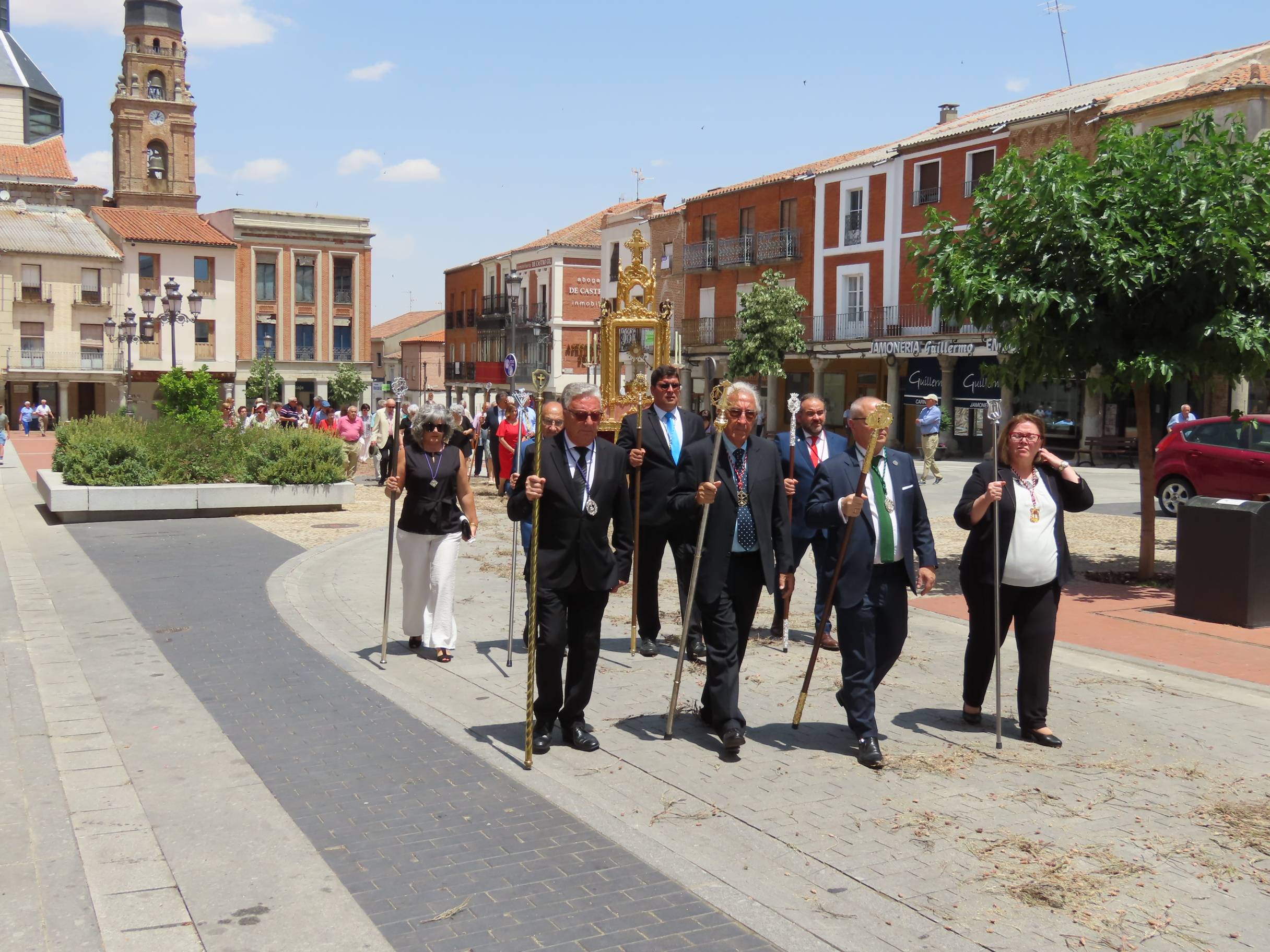 El calor escolta al Santísimo por Peñaranda