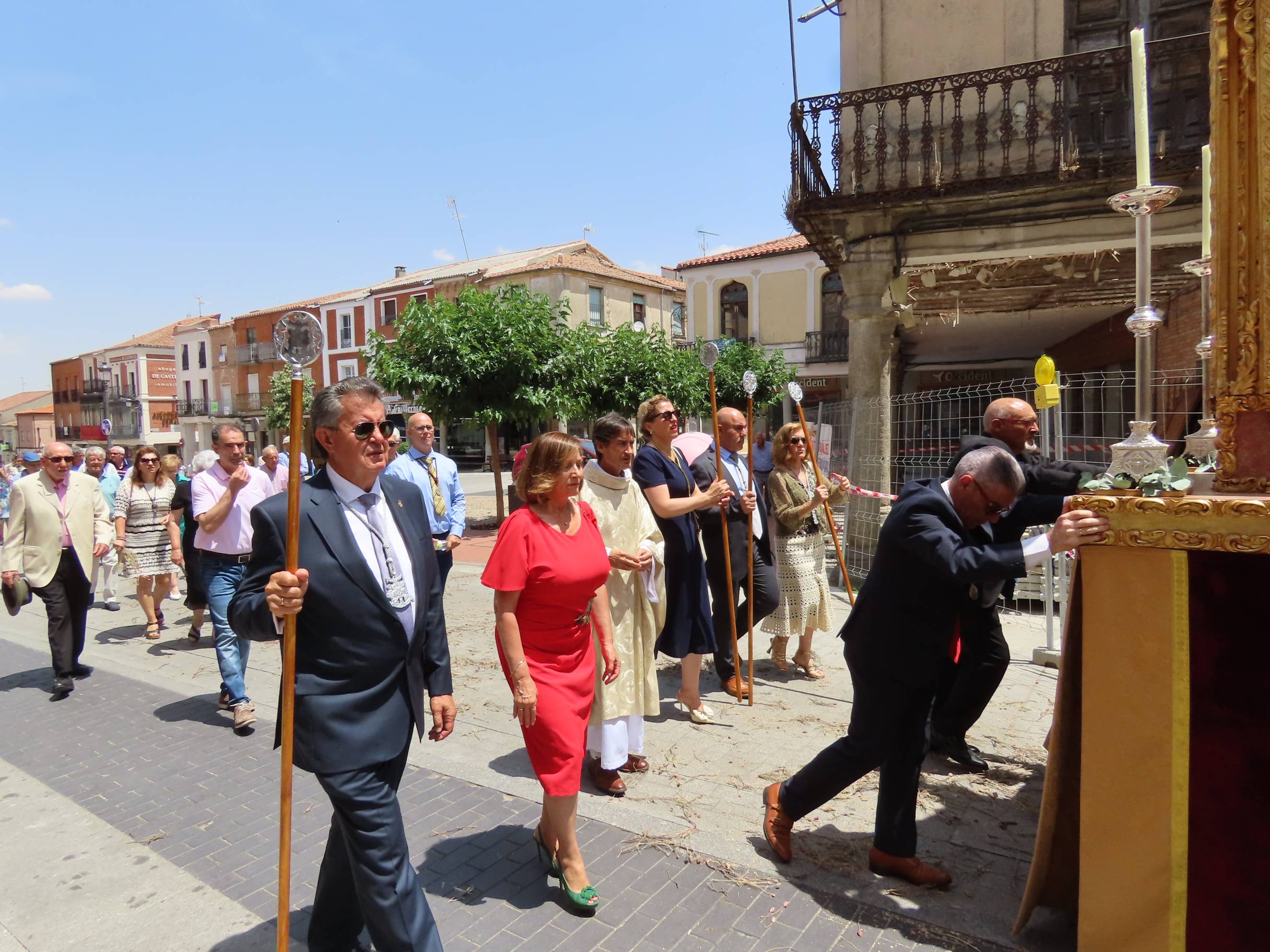 El calor escolta al Santísimo por Peñaranda