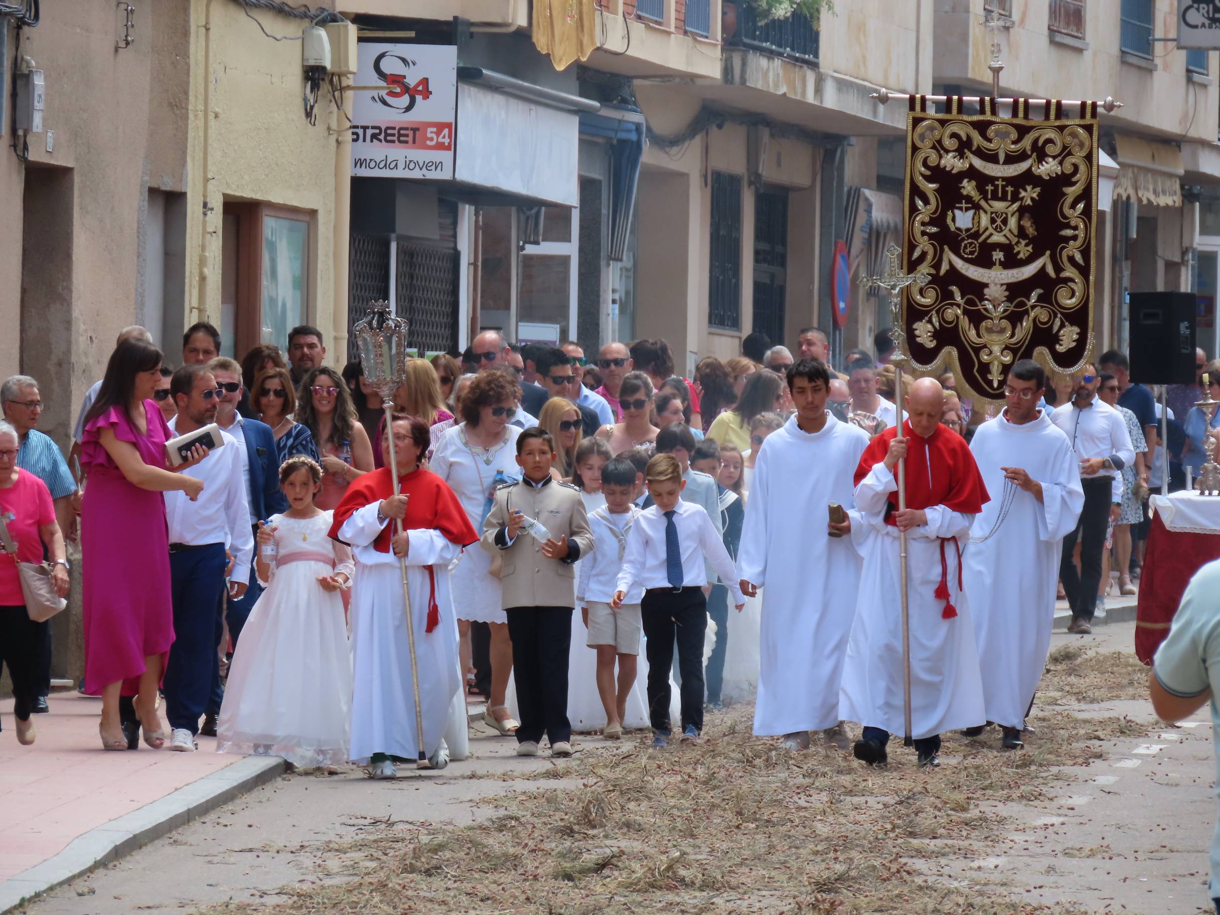 El calor escolta al Santísimo por Peñaranda