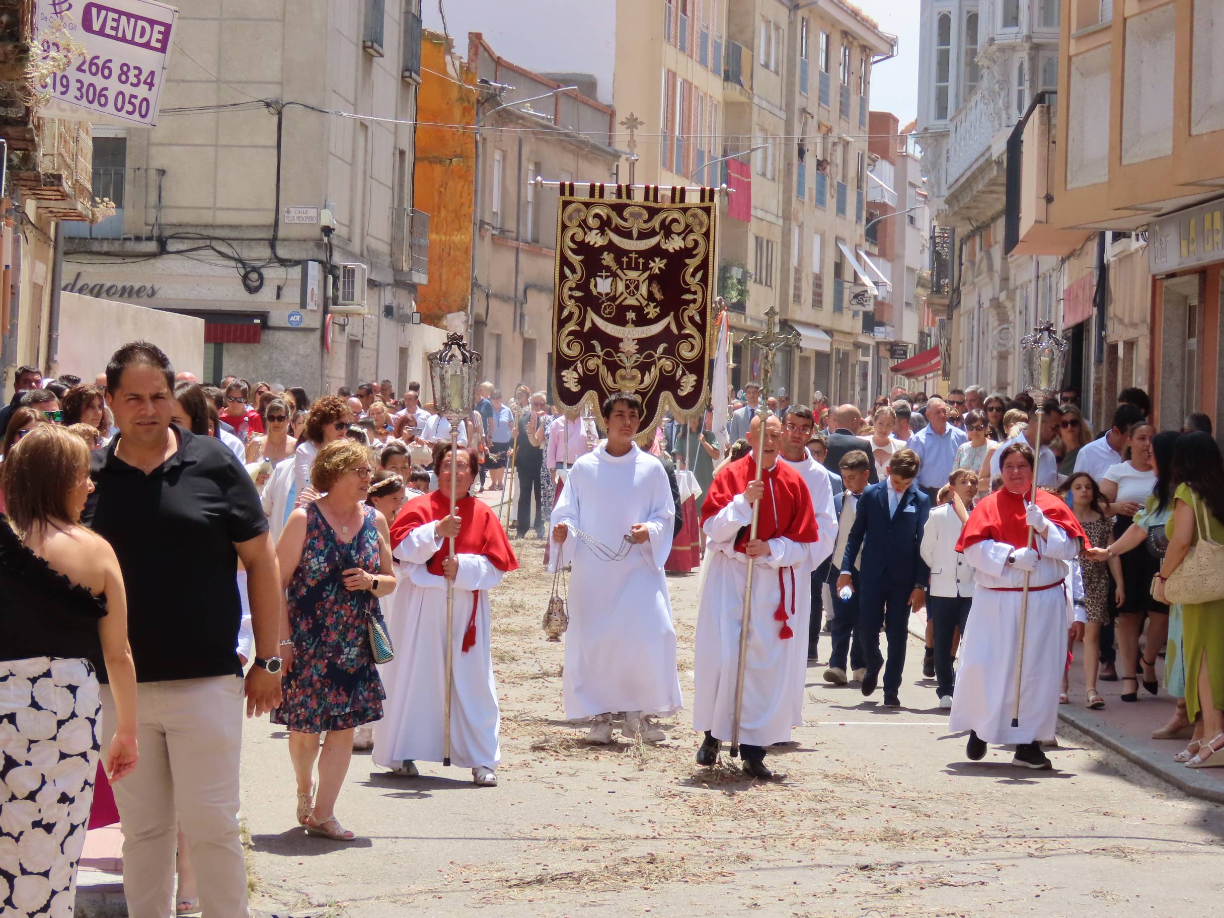 El calor escolta al Santísimo por Peñaranda